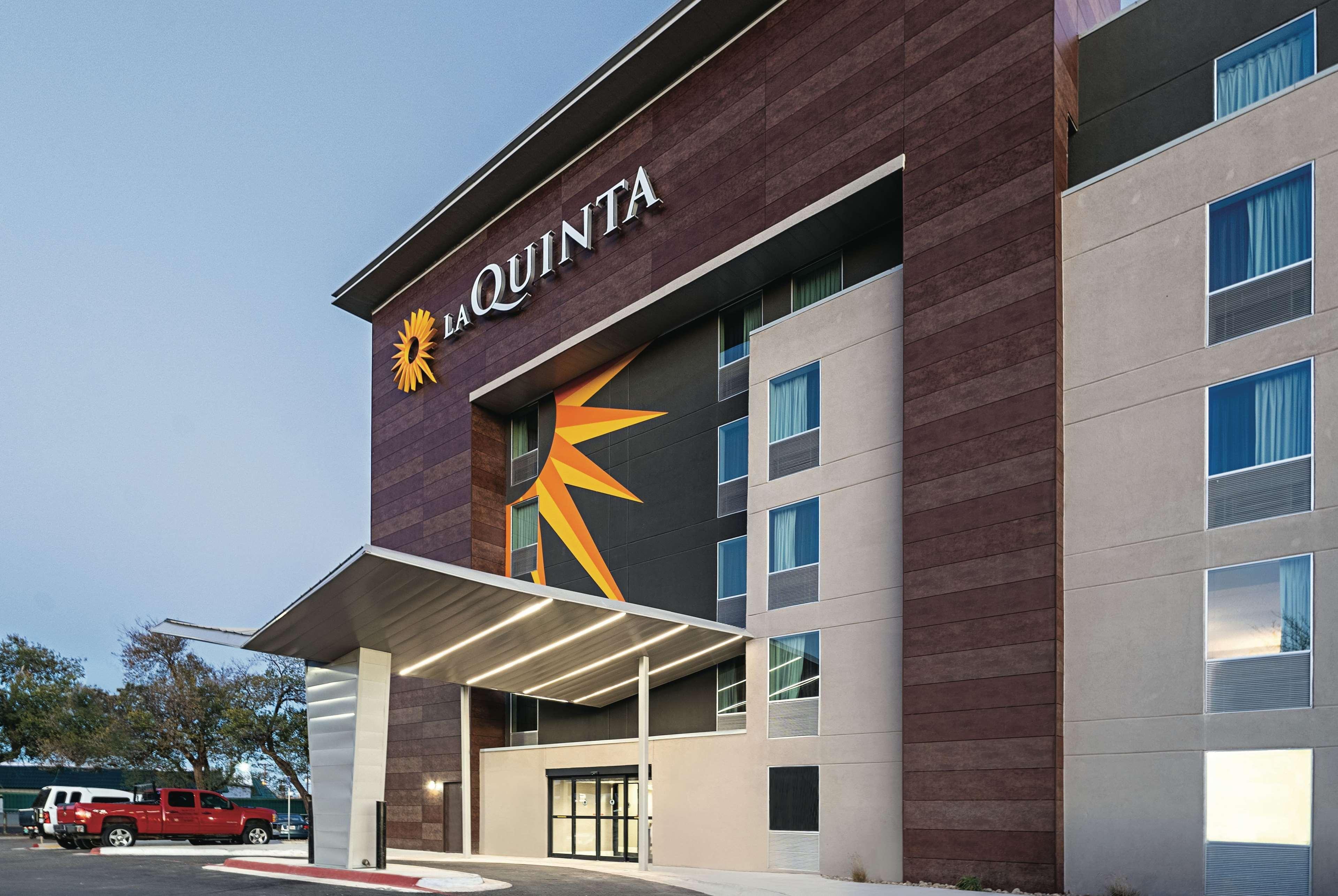 La Quinta By Wyndham Lubbock West Medical Center Hotel Bagian luar foto